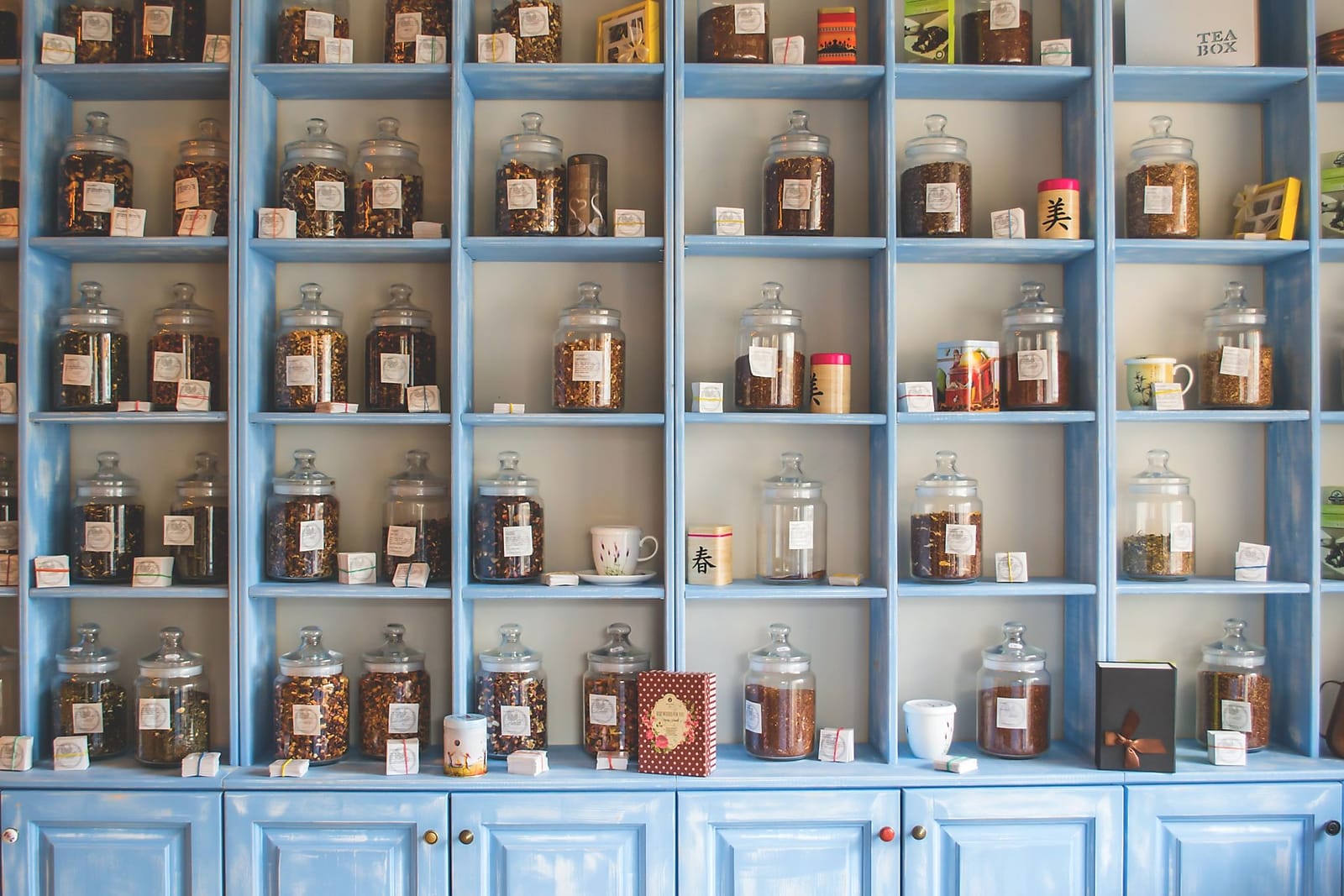Jars of teas and spices on the shop shelves